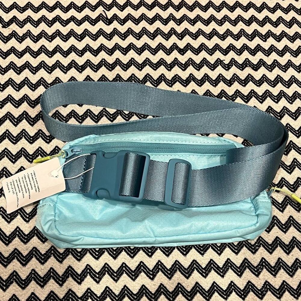 NWT OG Icing Blue/Eton Blue lululemon Everywhere Belt Bag EBB 1L - Picture 2 of 9